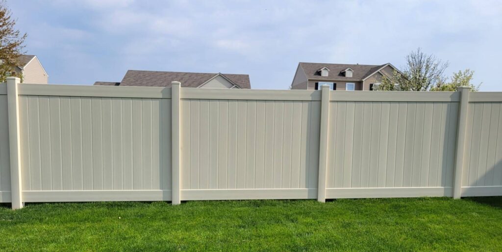 Modern aluminum and wood fence - Globus Gates Modern aluminum and wood fence design by Globus Gates